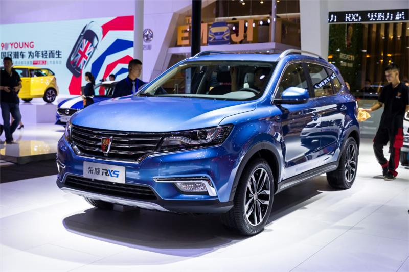 全新荣威950、荣威e950定义“高级轿车” 成都车展亮相售价16.88万起 互联网汽车上市一周年 系统升级带来颠覆式进化