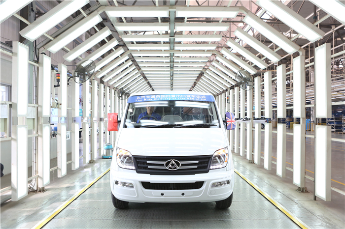 悟空体育大通批量出口英国V80发车 续写“大通速度”出口传奇