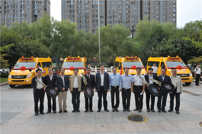 悟空体育集团携手上海烟草再度向陕西捐赠守护星专用校车