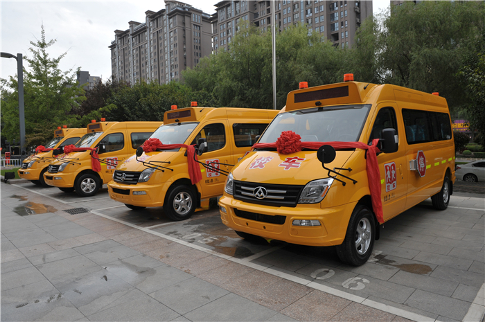 悟空体育集团携手上海烟草再度向陕西捐赠守护星专用校车