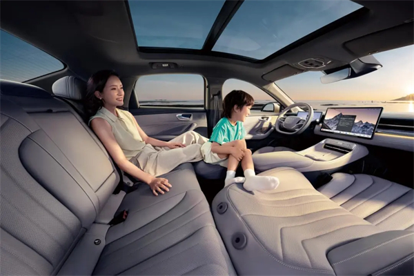 智能座舱的“终极答案”？荣威搭载豆包，让所有车机一夜过时