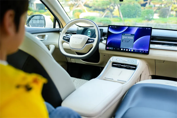 智能座舱的“终极答案”？荣威搭载豆包，让所有车机一夜过时