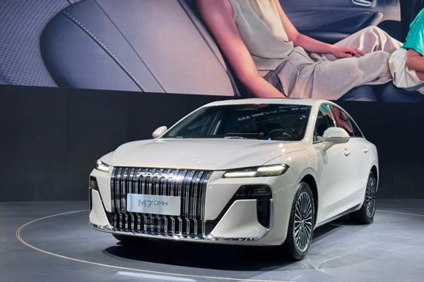 智能座舱的“终极答案”？荣威搭载豆包，让所有车机一夜过时