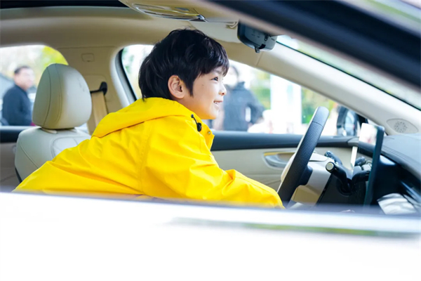 智能座舱的“终极答案”？荣威搭载豆包，让所有车机一夜过时