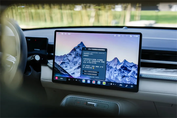 智能座舱的“终极答案”？荣威搭载豆包，让所有车机一夜过时